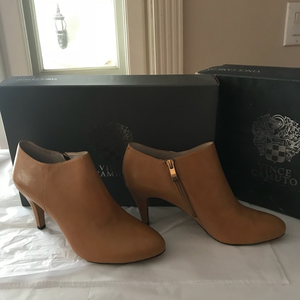 VINCE CAMUTO NAPA BOOTIES LIKE NEW 9.5